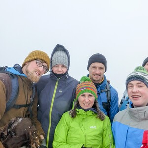 Die Jugendlichen feiern Sr. Marias Geburtstag bei einer winterlichen Wanderung