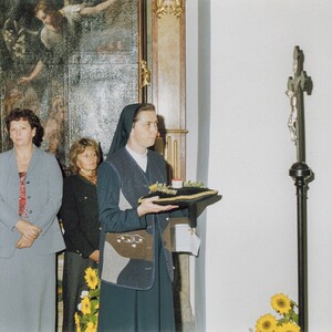 Sr. Maria bringt die Reliquie.