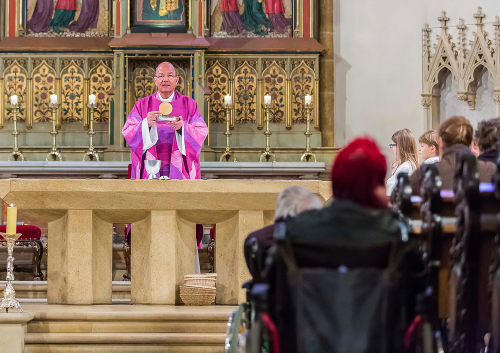 Gottesdienst mit Priester am Altar